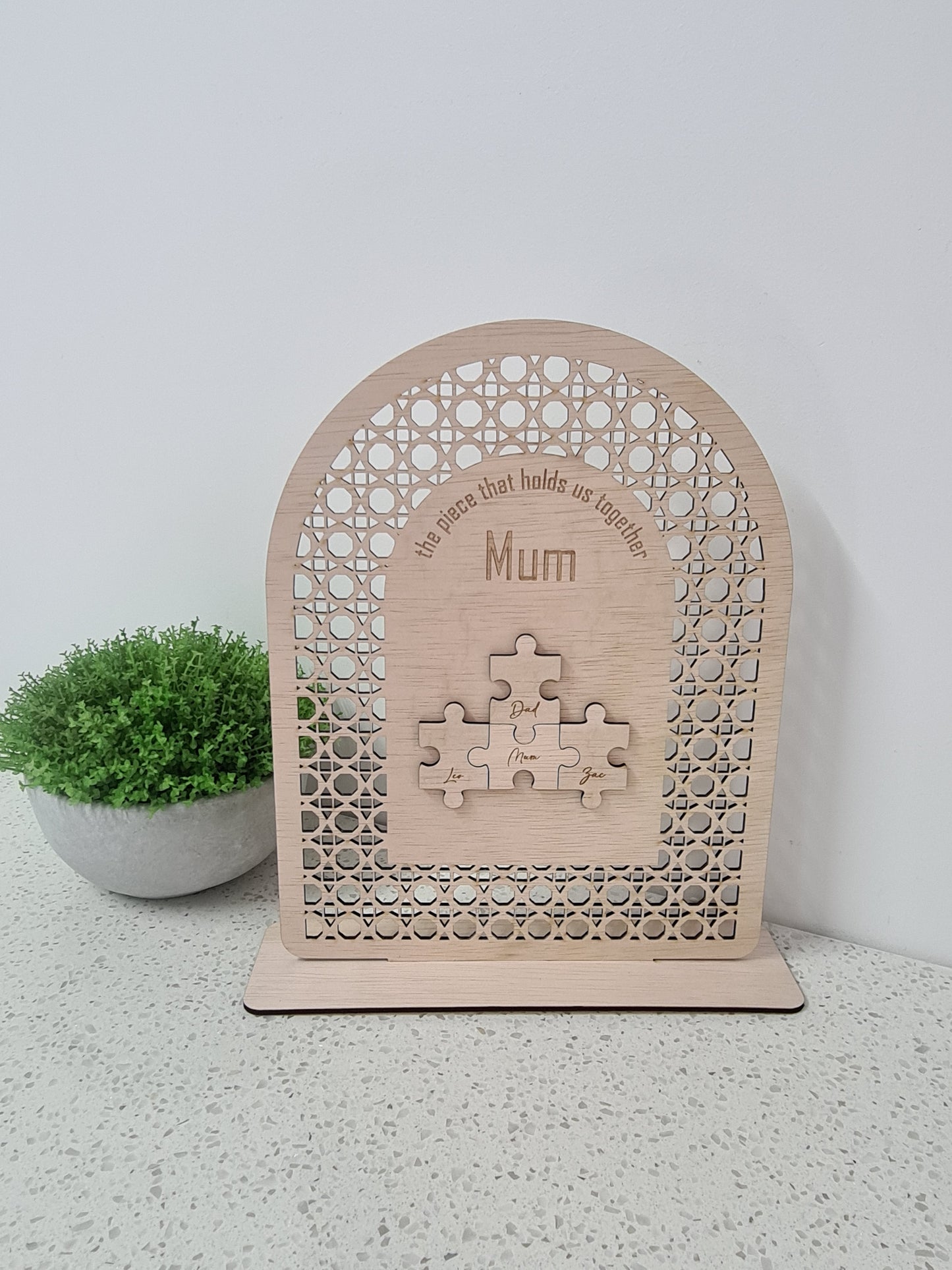 PERSONALISED WOODEN RATTAN MOTHER’S DAY ARCH DISPLAY WITH FAMILY JIGSAW PIECES