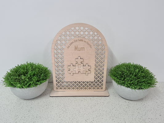 PERSONALISED WOODEN RATTAN MOTHER’S DAY ARCH DISPLAY WITH FAMILY JIGSAW PIECES